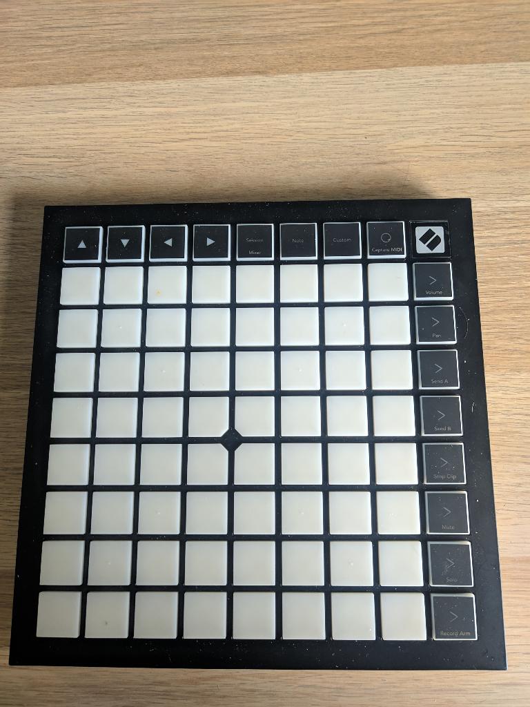 Novation Launchpad X (met doos), Muziek en Instrumenten, Midi-apparatuur, Ophalen, Gebruikt