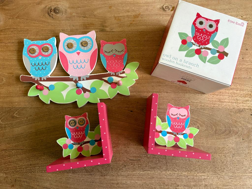 SASS & BELLE kapstok + boekensteunen uilen roze groen blauw, Ophalen of Verzenden, Gebruikt, Kapstokje