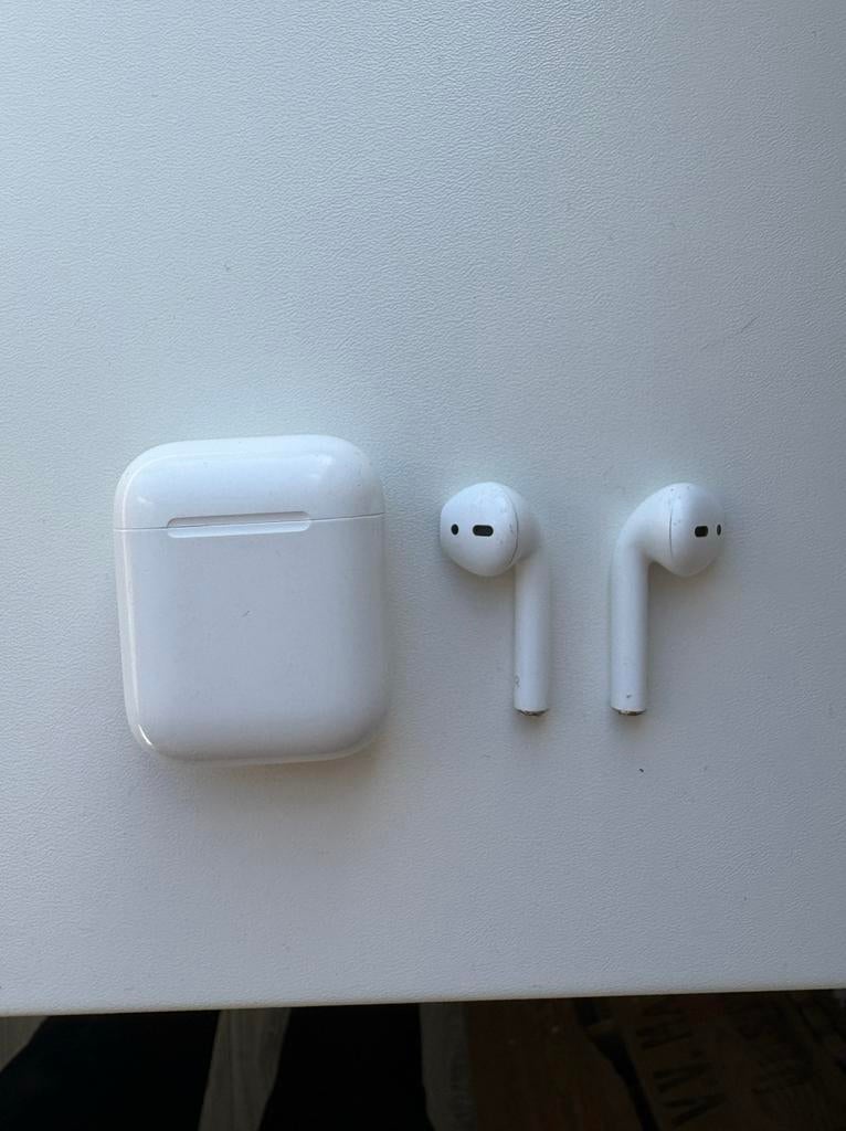 Apple Airpods 2 met oplaadcase, Overige merken, Gebruikt, Verzenden, Op oor (supra aural)