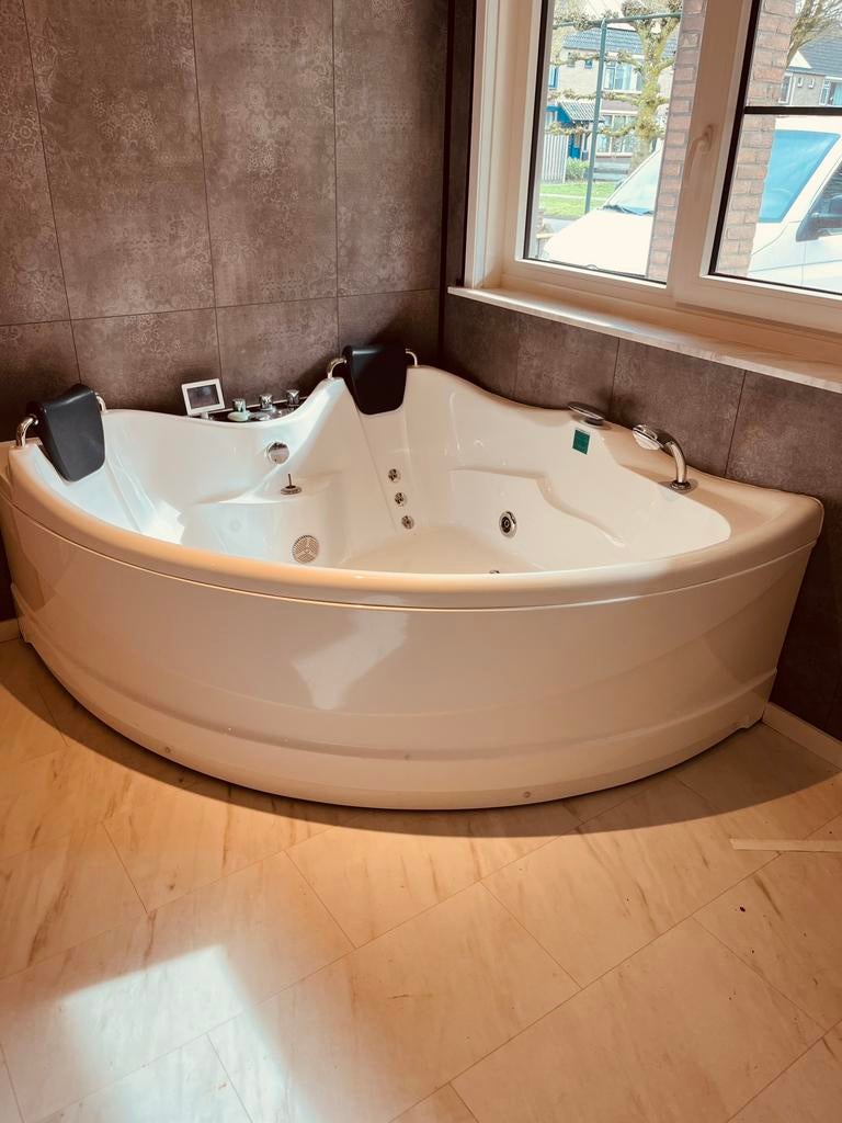 Whirlpool 2 persoons: afm. 165 x 165cm, Huis en Inrichting, Badkamer | Complete badkamers, Ophalen, Zo goed als nieuw