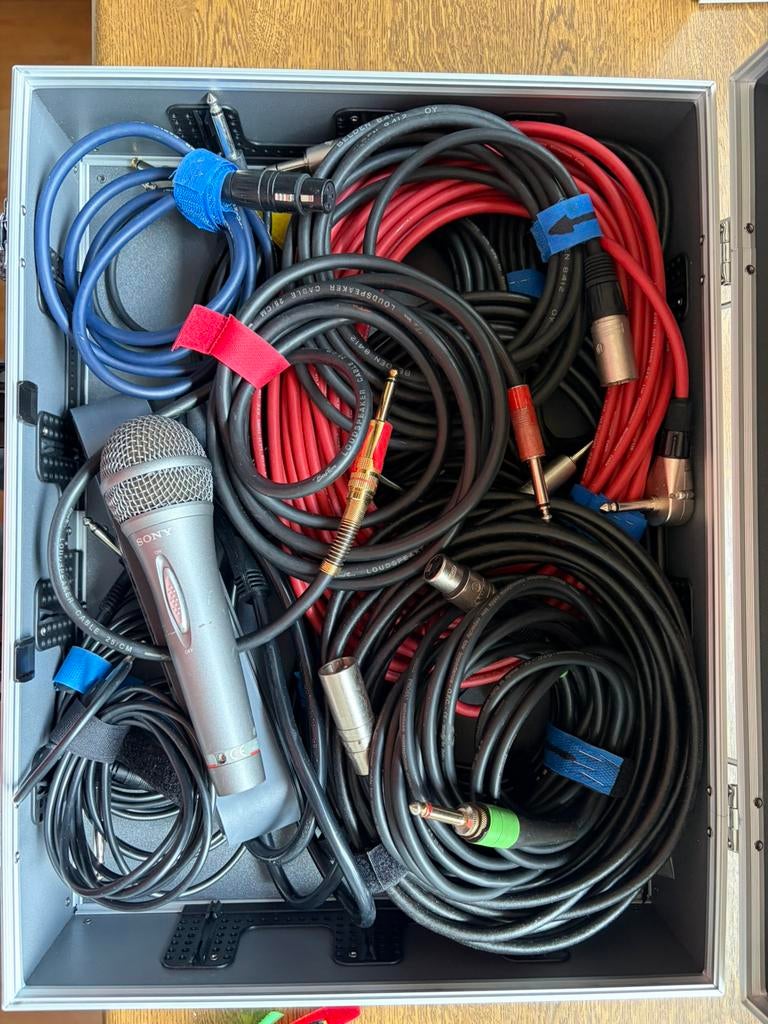 Koffer met diverse snoeren., Ophalen, Gebruikt, Overige instrumenten