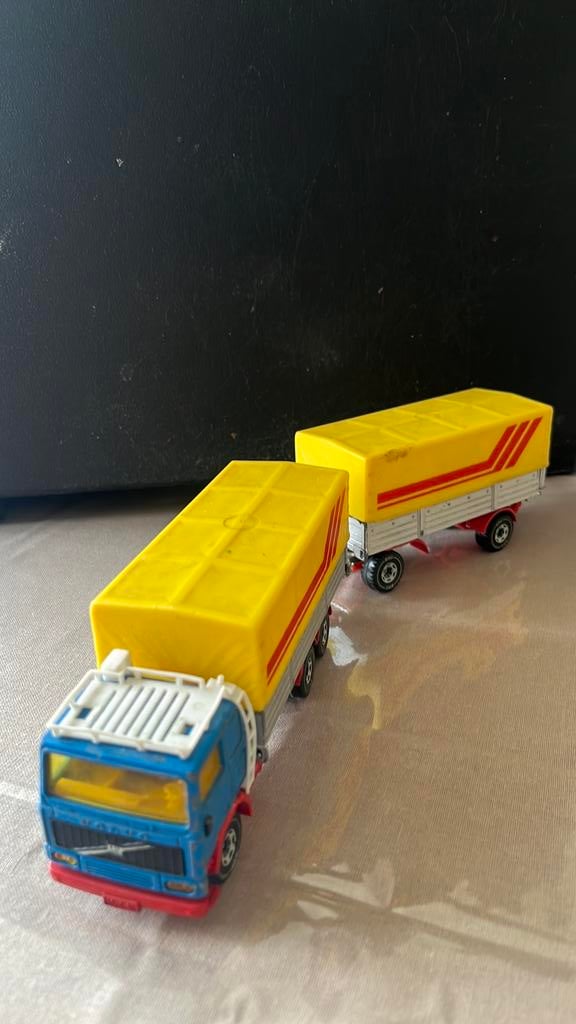 SIKU 3115 VOLVO F12 TURBO 6 TRUCK AND TRAILER, Ophalen of Verzenden, Gebruikt