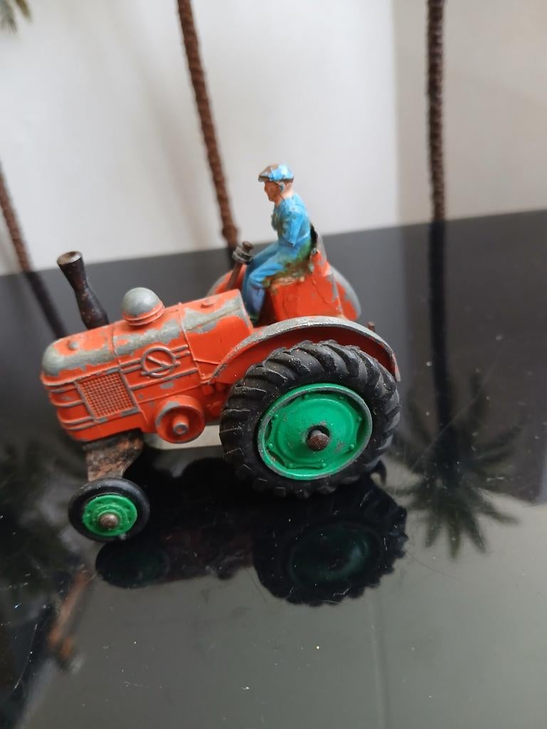 Field Marshall tractor.  Dinky toys, opknapper, Ophalen of Verzenden, Gebruikt, Tractor of Landbouw, Dinky Toys