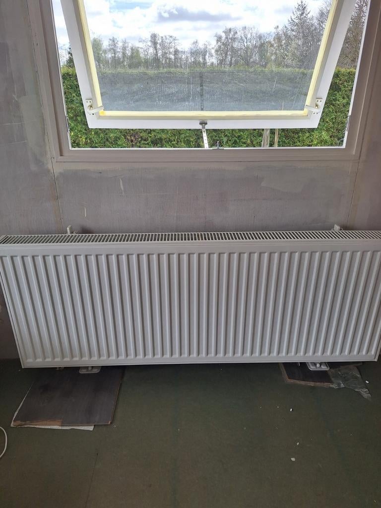 Nog 'nieuwe' radiatoren, met thermostaatknoppen, 30 tot 80 cm, Radiator, Ophalen of Verzenden, Zo goed als nieuw