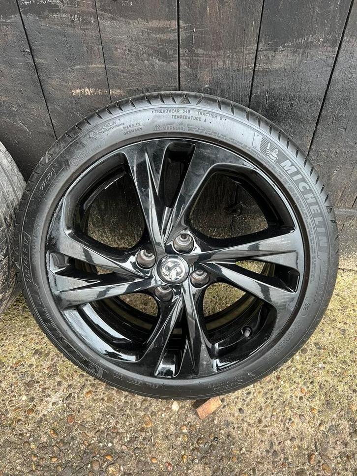 Originele Opel Corsa Velgen 4x108 Michelin 17? zomerset, Auto-onderdelen, Banden en Velgen, Gebruikt, Banden en Velgen, Niet ingevuld
