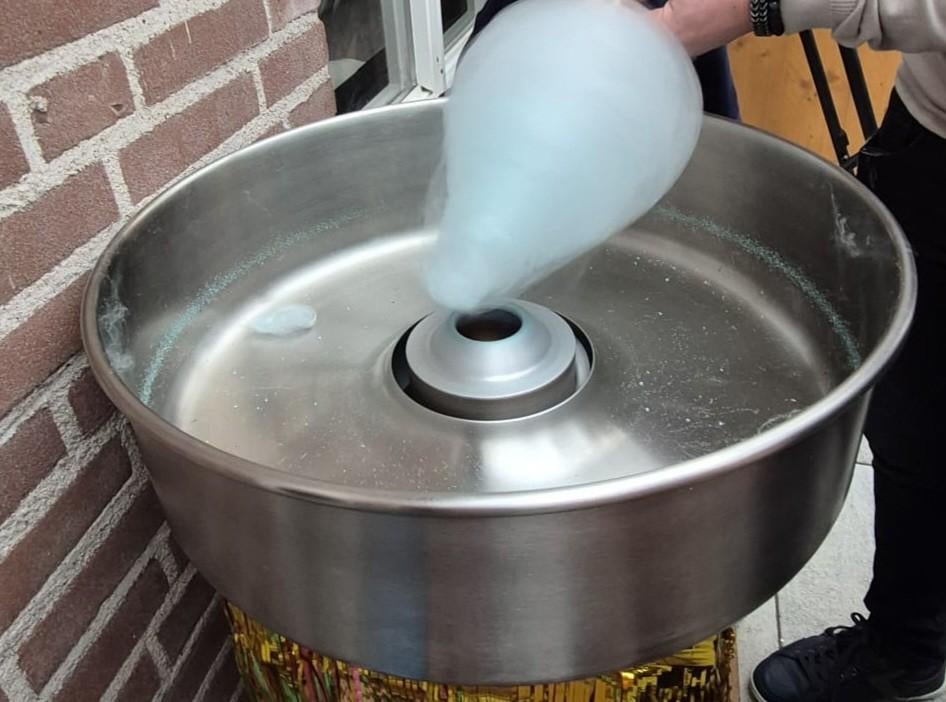 Popcornmachine en suikerspinmachine te huur, Hobby en Vrije tijd, Feestartikelen | Verhuur, Ophalen of Verzenden, Zo goed als nieuw