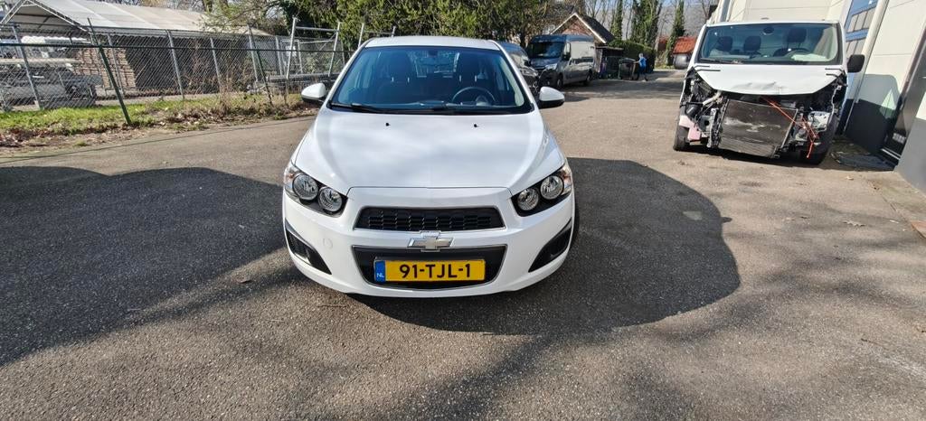 Chevrolet Aveo 1.2 5-DEURS 2012 Wit, Auto's, Chevrolet, Voorwielaandrijving, Stof, 40 €/maand, 4 cilinders