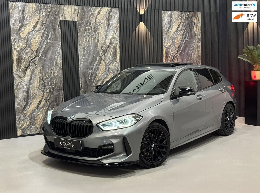 BMW 1-serie 118i M Sport|PANO|135M Pack|VIRTUAL|SFEER||BOMVO, 136 pk, Zwart, Leder en Stof, Bedrijf