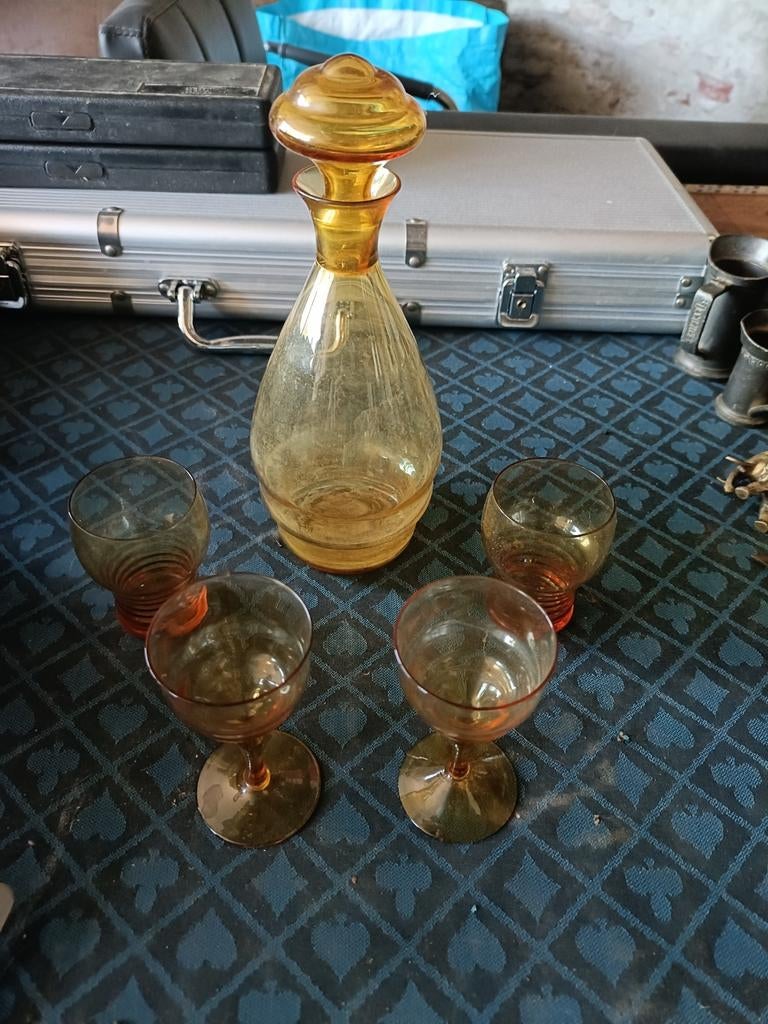 Leuk setje caraf met 4 glaasjes geel glas, Ophalen of Verzenden
