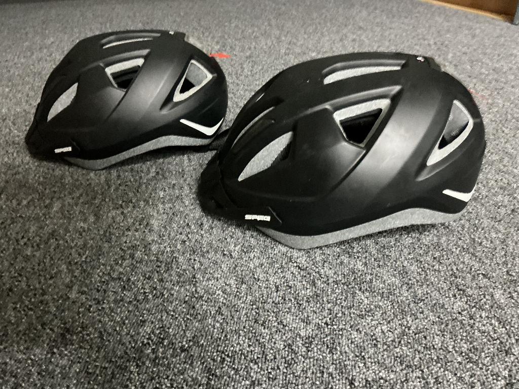 Twee nieuwe SPEQ Fietshelmen met LED - ongebruikt - € 10,=, Ophalen, Nieuw, Heer of Dame