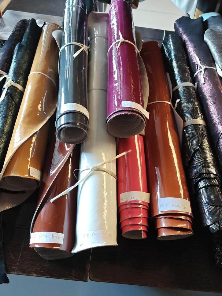 Rolletjes glans  leer a 10€ p/st, Hobby en Vrije tijd, Stoffen en Lappen, Nieuw, Leer of Kunstleer, 30 tot 120 cm, 30 tot 200 cm