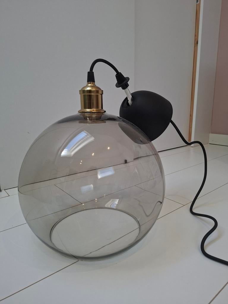 Ikea JAKOBSBYN hanglamp rookkleur met messing pendel, Ophalen, Modern, Scandinavisch, Zo goed als nieuw, Glas