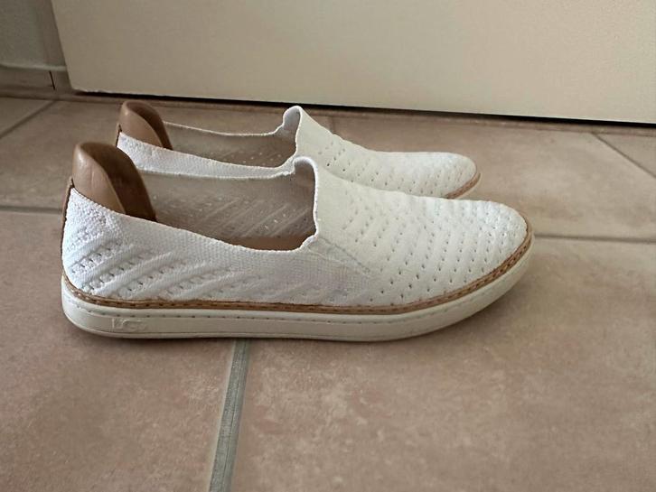 Witte UGG instappers, Kleding | Dames, Schoenen, Zo goed als nieuw, Instappers, Wit, Ophalen of Verzenden
