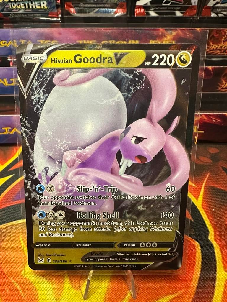 Hisuian Goodra V (LOR 135) Lost Origin, Ophalen of Verzenden, Zo goed als nieuw, Losse kaart, Foil