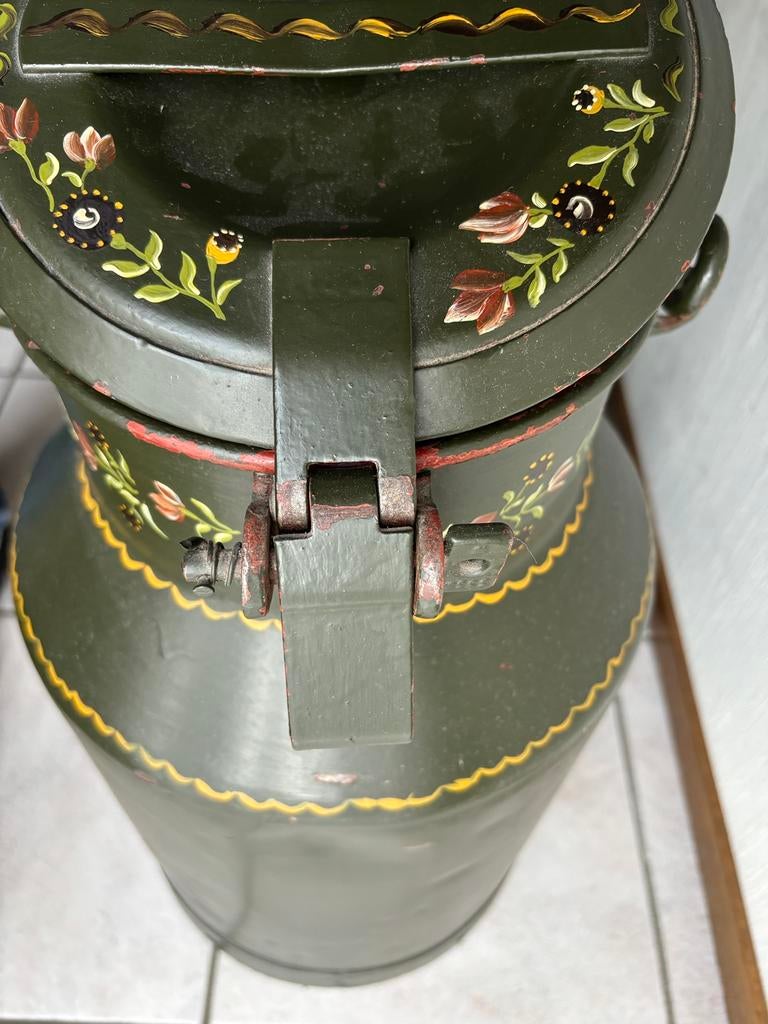 fraai beschilderde melkbus, Ophalen