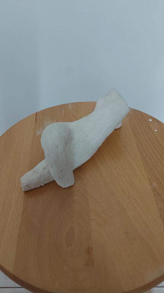 beeldje liggend persoon, Overige onderwerpen, Minder dan 20 cm, Ophalen of Verzenden, Wit