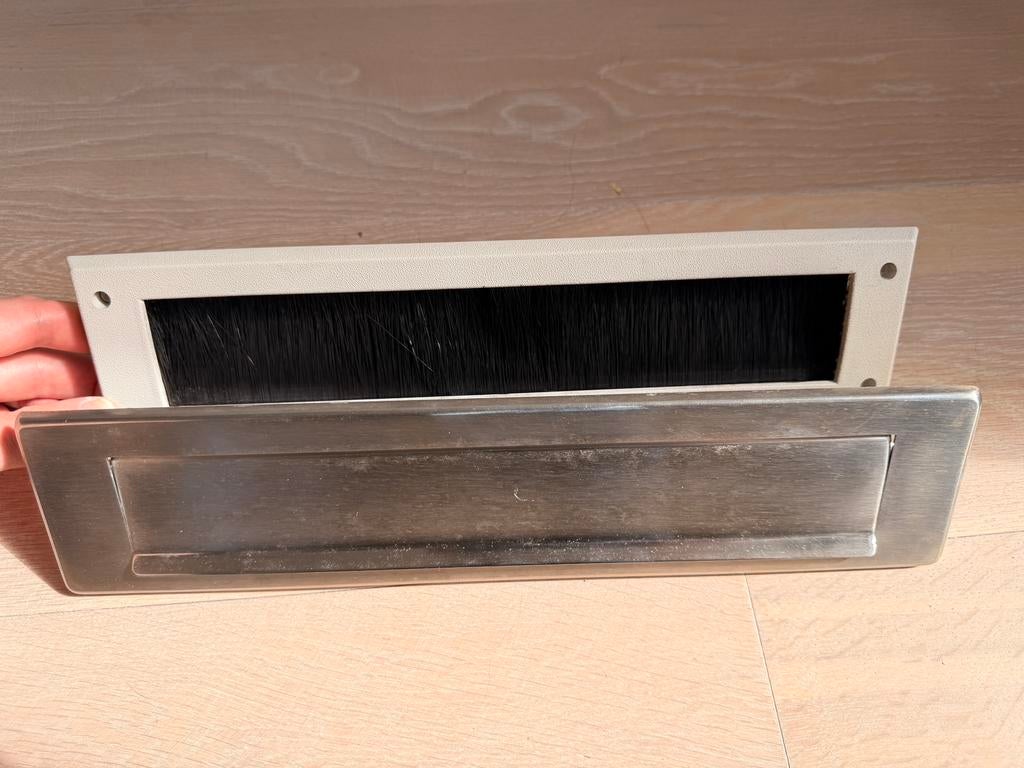 Brievenbusklep metaal met anti tocht strip, Ophalen of Verzenden, Gebruikt, Rvs, Brievenbusklep
