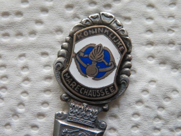 Verz. Militaria Lepeltje Embleem Koninklijke Marechaussee, Verzamelen, Porselein, Kristal en Bestek, Zo goed als nieuw, Bestek