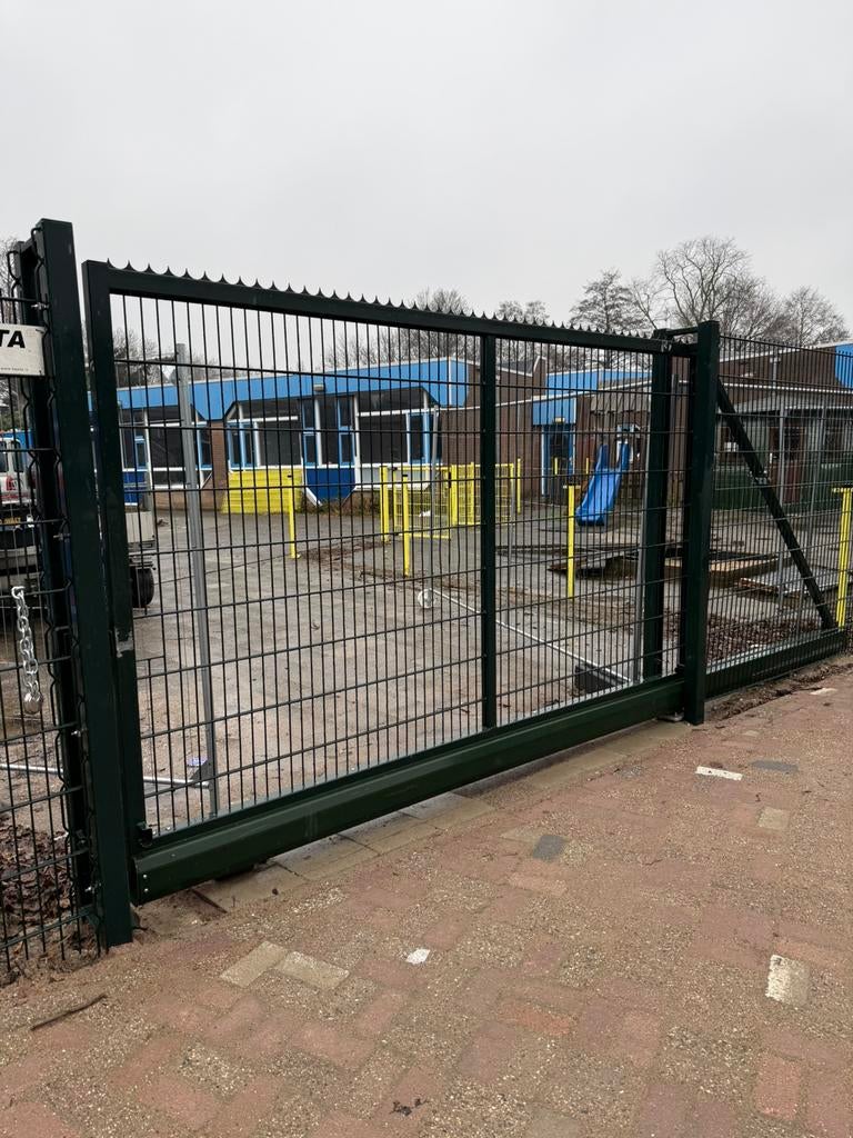 Schuifpoorten 500x210 met bijpassend hekwerk 100 meter, Ophalen, Gebruikt, Staal, 200 cm of meer