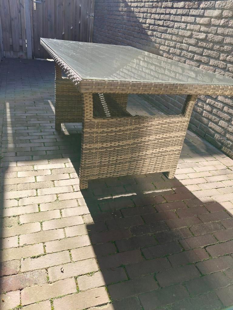 Tuintafel met glazen blad en wicker onderstel., Tuin en Terras, Tuintafels, Ophalen, Gebruikt, Rechthoekig, Wicker