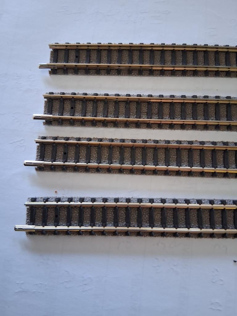 Set van 4 nieuwe fleischmann rechte rails 9100, Hobby en Vrije tijd, Modeltreinen | N-Spoor, Treinset, Gelijkstroom, Fleischmann