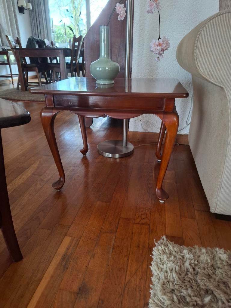 Elegante mahoniehouten bijzettafel met sierlijke poten, Huis en Inrichting, Tafels | Bijzettafels, 45 tot 60 cm, Minder dan 55 cm