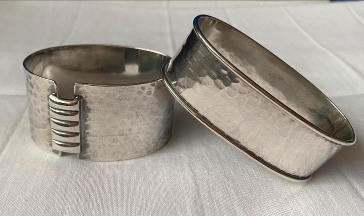 Set van 2 gehamerde zilveren servetringen, Antiek en Kunst, Antiek | Goud en Zilver, Zilver, Ophalen of Verzenden