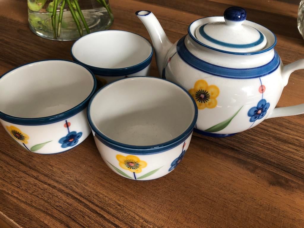 Mokjes en theepotje met bloemen, Gebruikt, Keramiek, Ophalen of Verzenden, Overige stijlen