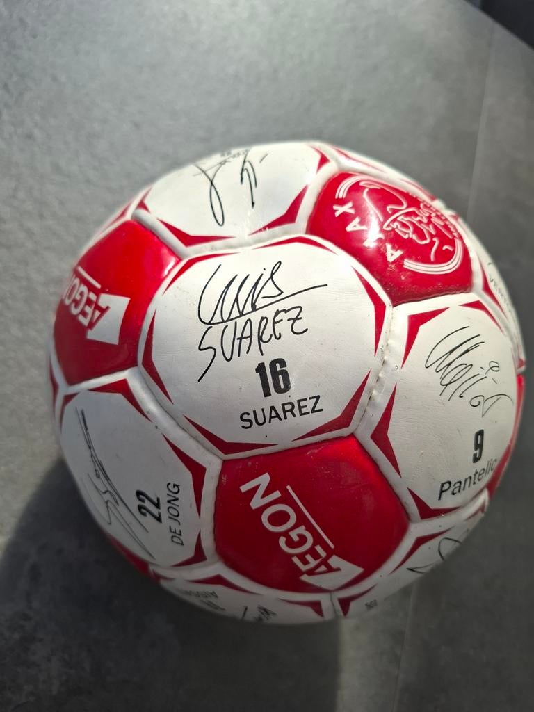 Gesigneerde Ajax Kampioensbal 2010-2011, Verzamelen, Sportartikelen en Voetbal, Verzenden, Zo goed als nieuw, Ajax, Overige typen