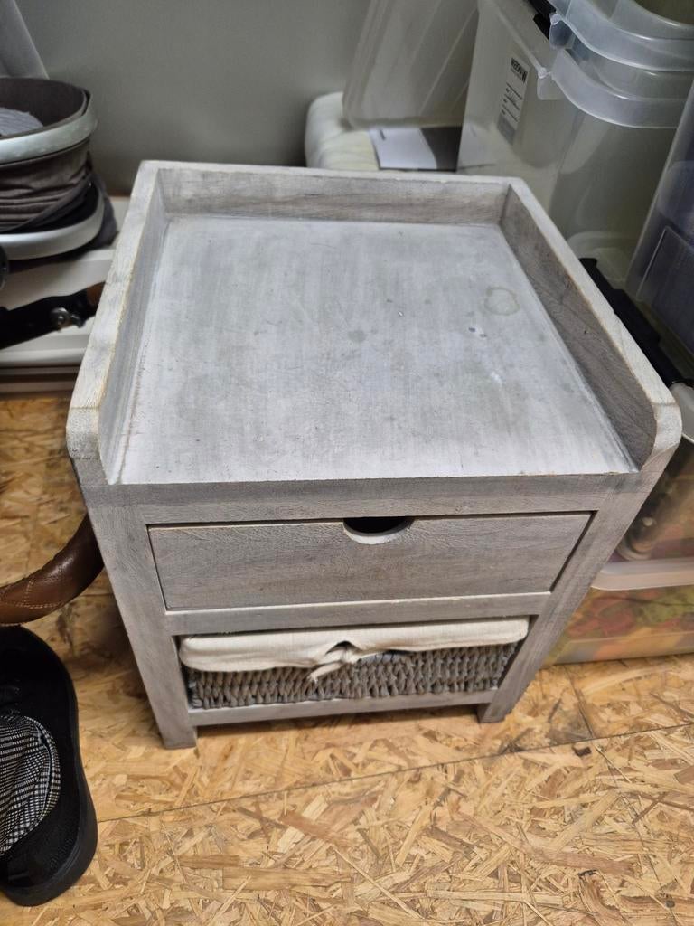 Grijs nachtkastje met lade en mand, Huis en Inrichting, Slaapkamer | Nachtkastjes, Ophalen, Zo goed als nieuw