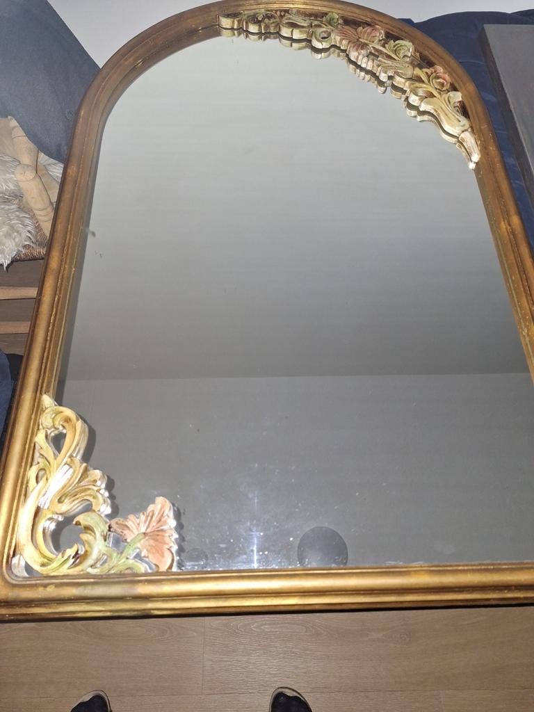 Grote spiegel met goudkleurige lijst en versieringen, Huis en Inrichting, Woonaccessoires | Spiegels, Ophalen, Gebruikt, 100 tot 150 cm