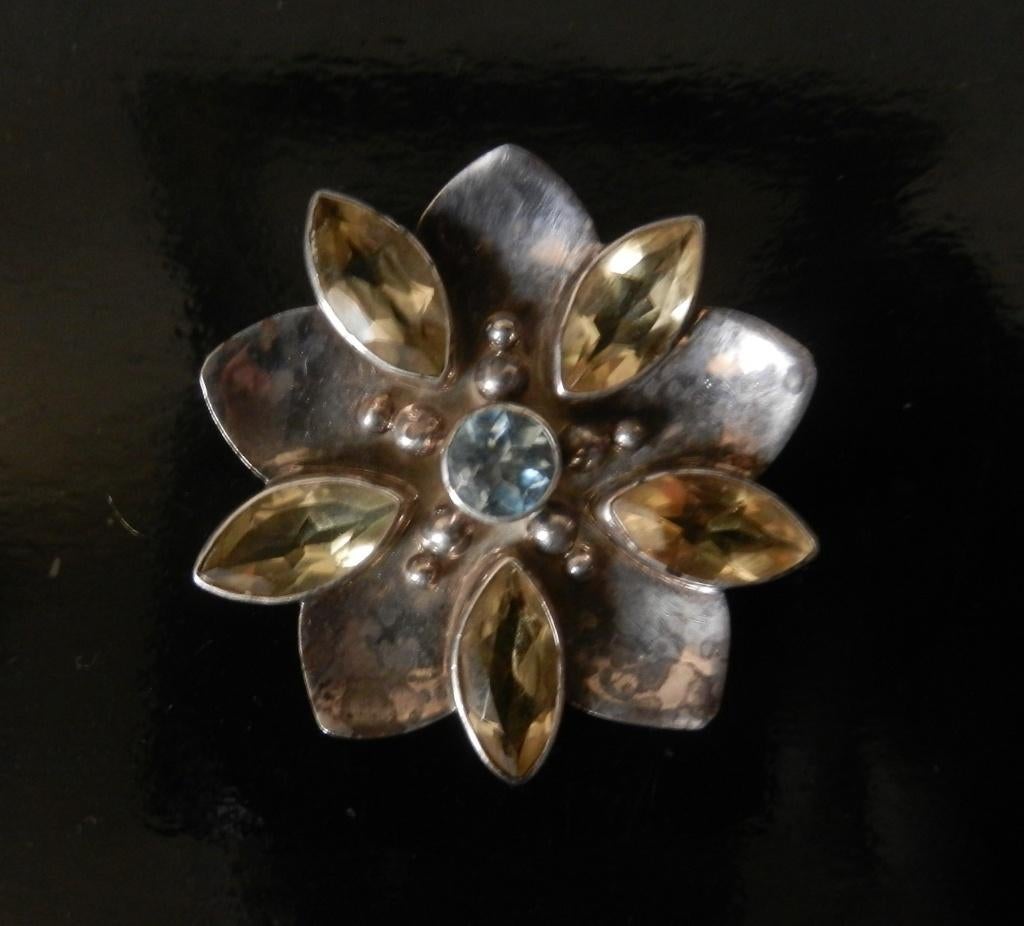 Bloemvormige zilveren broche en hanger geslepen stenen Bali, Antiek en Kunst, Ophalen of Verzenden, Zilver