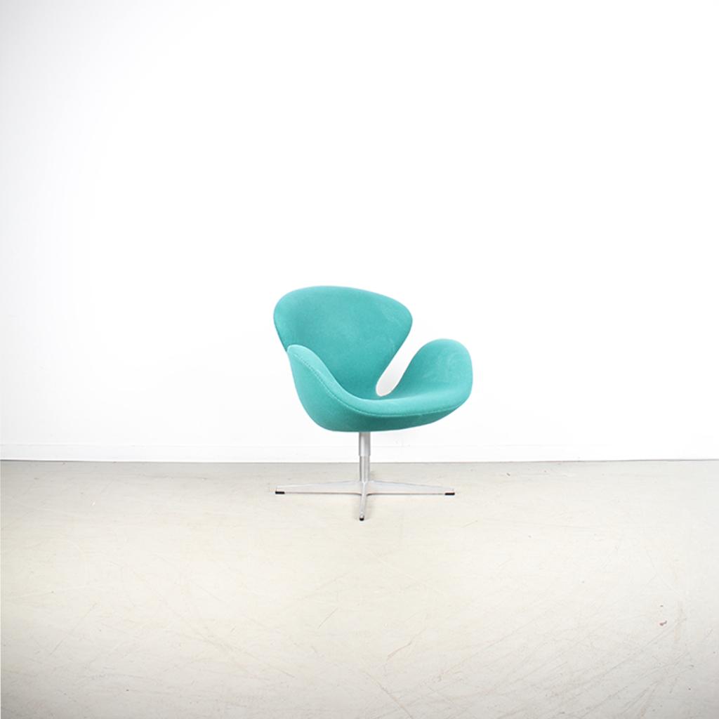 2x Fritz Hansen Swan Chair Groen Stof – Aluminium, Niet ingevuld, Minder dan 75 cm, Niet ingevuld, Ophalen of Verzenden
