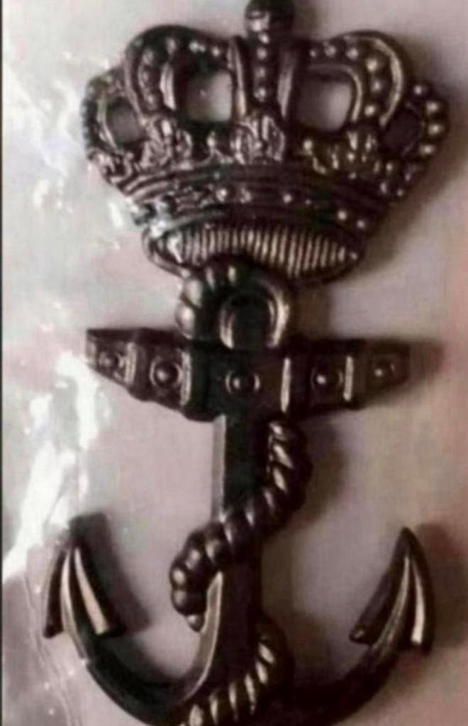 Korps Mariniers Baretembleem Zwart Anker, Verzamelen, Militaria | Algemeen, Verzenden, Marine, Nederland, Embleem of Badge