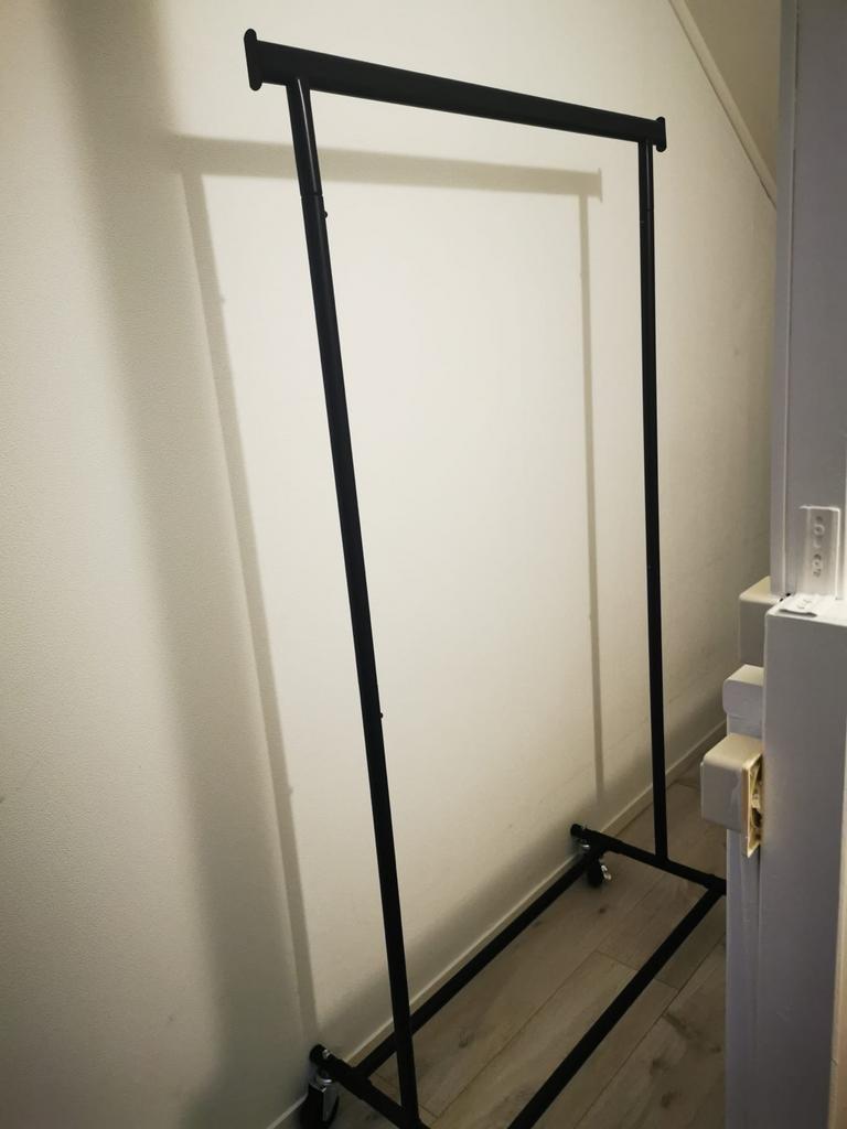 Zwart kledingrek met wielen, Kleding | Dames, Kledingrekken, Ophalen, Met wielen, Zo goed als nieuw