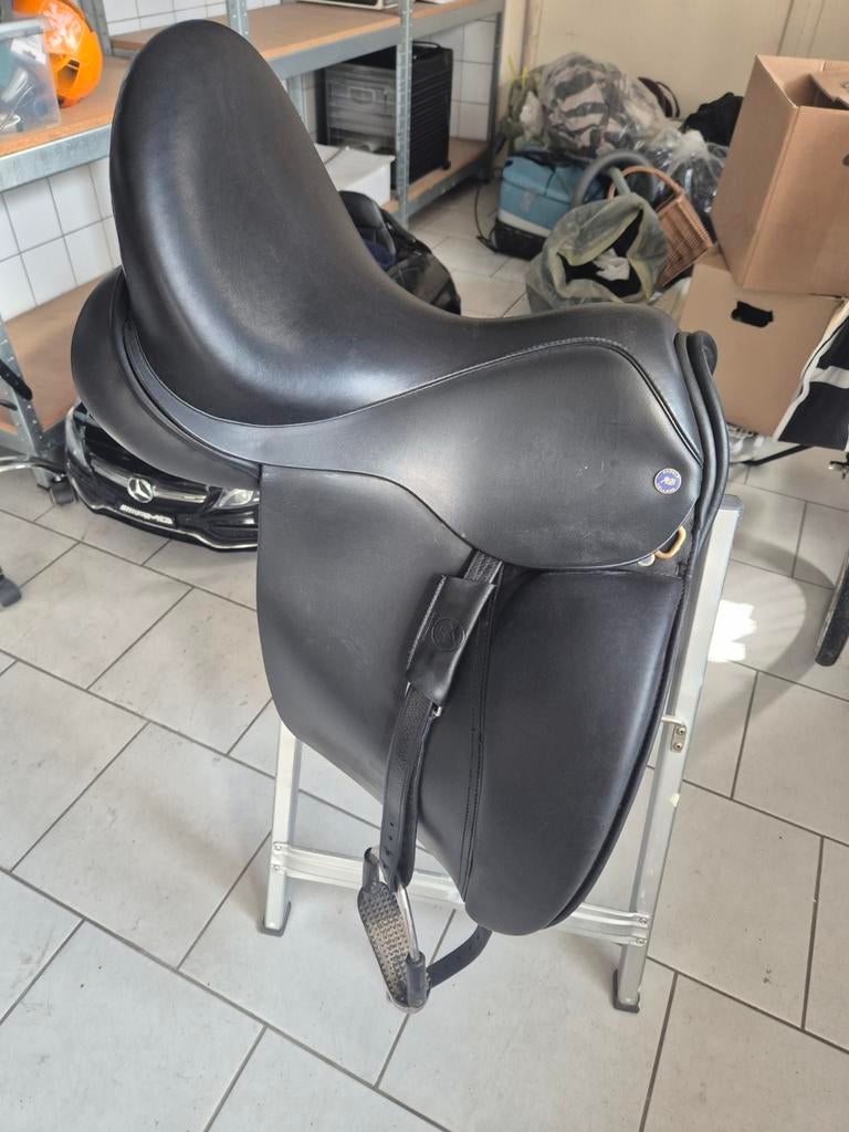 Brandt SB dressuurzadel 17" MW, Dieren en Toebehoren, Paarden en Pony's | Zadels, Ophalen, Zo goed als nieuw, Dressuur