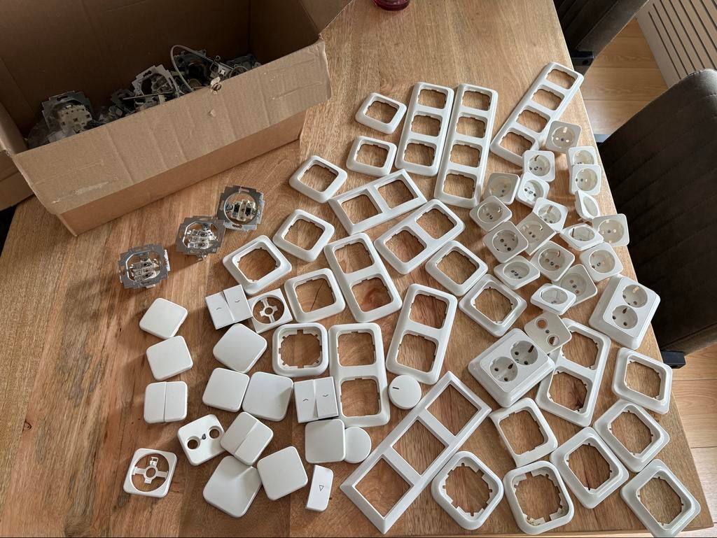 Grote partij wit schakelmateriaal oa Merten Busch Jaeger, Ophalen of Verzenden, Gebruikt, Overige typen