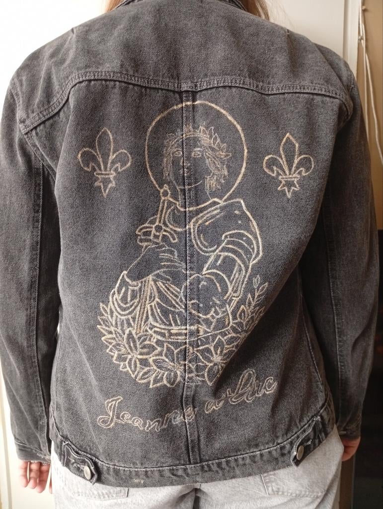 Unieke spijkerjas met Jeanne D'Arc portret - Maat M, Onbekend, Maat 48/50 (M), Zwart, Ophalen of Verzenden