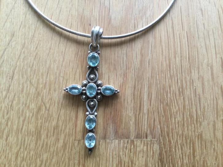 Zilveren kruis met half edelstenen aan flexibele spang., Sieraden, Tassen en Uiterlijk, Kettingen, Zo goed als nieuw, Zilver, Ophalen of Verzenden