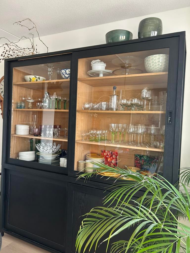 Buffetkast zwart  uit 2 delen., Ophalen, Strak modern, bestaat uit 2 delen., 200 cm of meer, Grenenhout