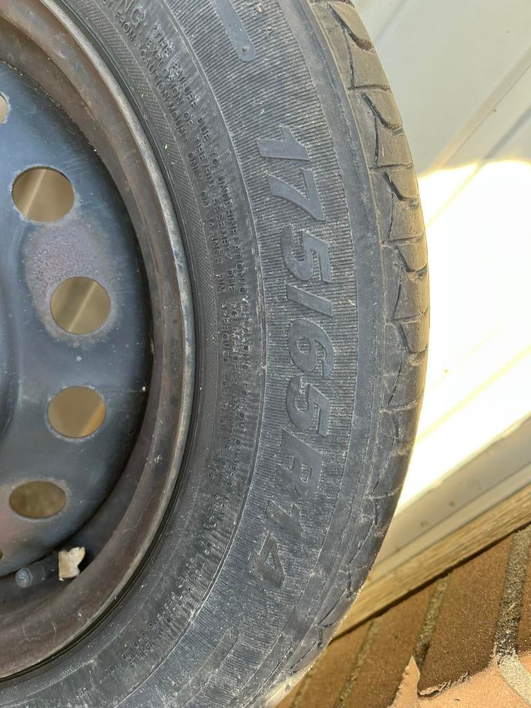 Te koop 4 stuks toyota yaris banden incl velg, Auto-onderdelen, Banden en Velgen, 14 inch, Gebruikt, 175 mm, Ophalen of Verzenden