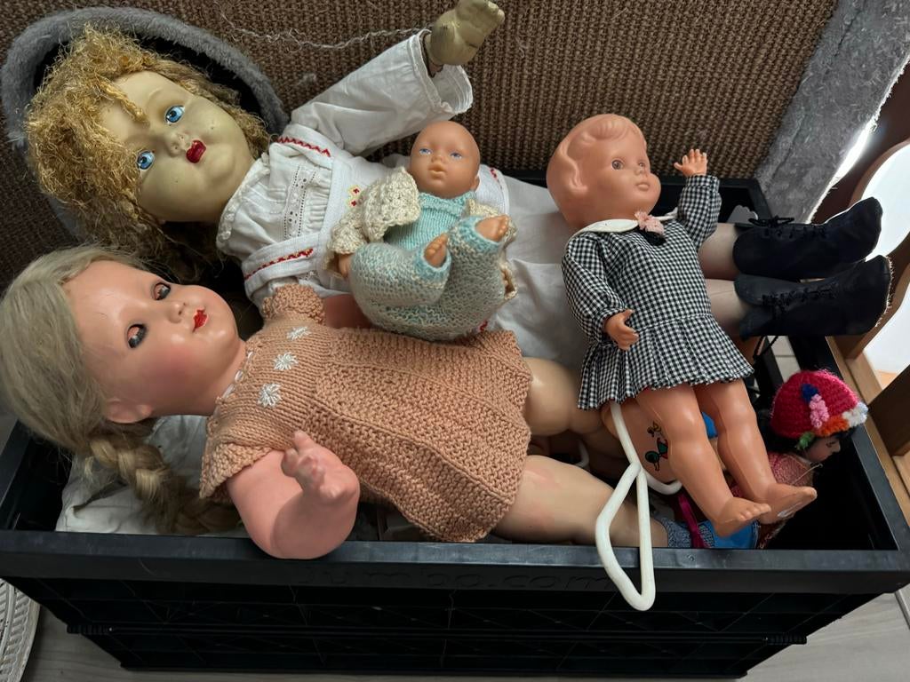 Krat vol antieke poppen: Schildpad, handgeschilderd, babypop, Ophalen