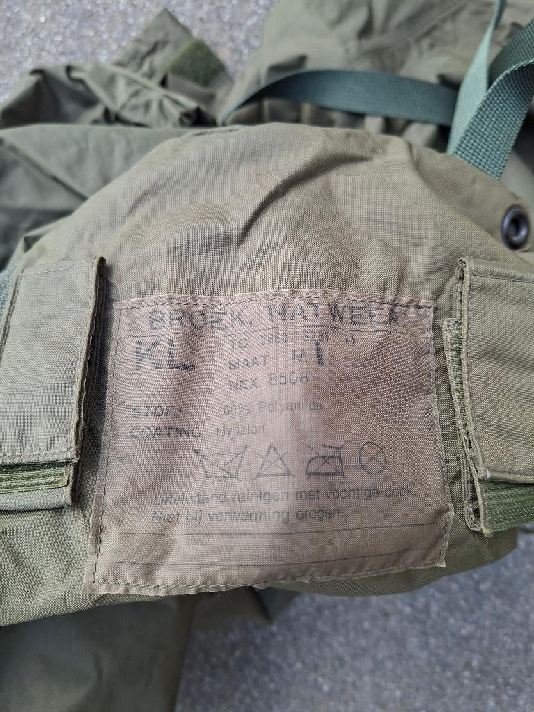 KL Natweer NL leger regenbroek maat Medium +opbergtas, Verzenden, Landmacht, Nederland, Kleding of Schoenen
