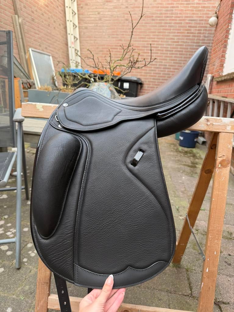Nieuw DT Saddlery Monoblad dressuurzadel 17,5 inch, Ophalen of Verzenden, Nieuw, Dressuur