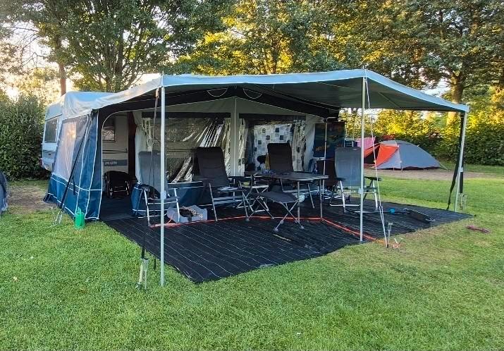 Fendt 560 Platin caravan, Caravans en Kamperen, Caravans, Particulier, tot en met 4, 1250 - 1500 kg, Rondzit, Fendt, Frans bed