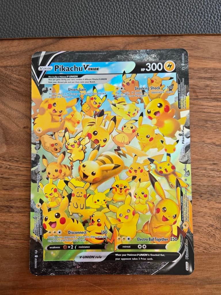 Extra grote Pikachu V-UNION Pokémon kaart, Ophalen of Verzenden, Zo goed als nieuw