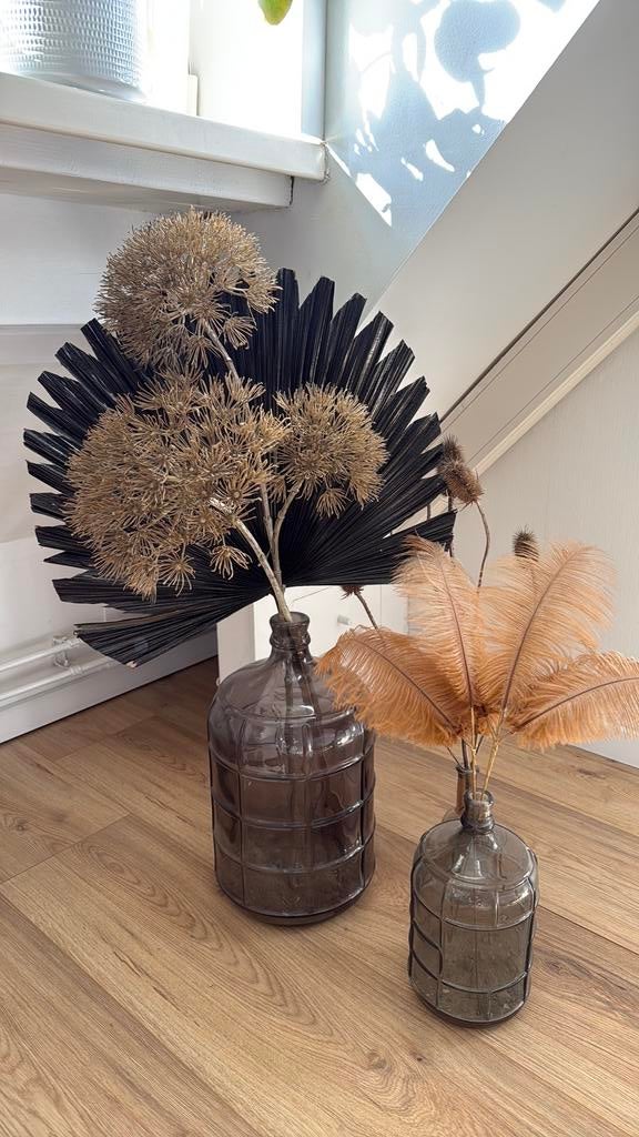 Vazen met veren en berenklauw, Ophalen