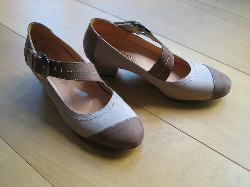 Nieuw! Comfortabele leren schoenen POCCOPAZZA 37-38 snazzeys, Kleding | Dames, Schoenen, Pumps, Verzenden, Beige, Poccopazza