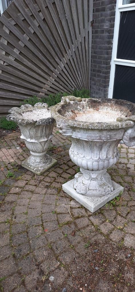 Twee stenen bloempotten, Tuin en Terras, Bloempotten, Gebruikt, Rond, Tuin, 40 tot 70 cm