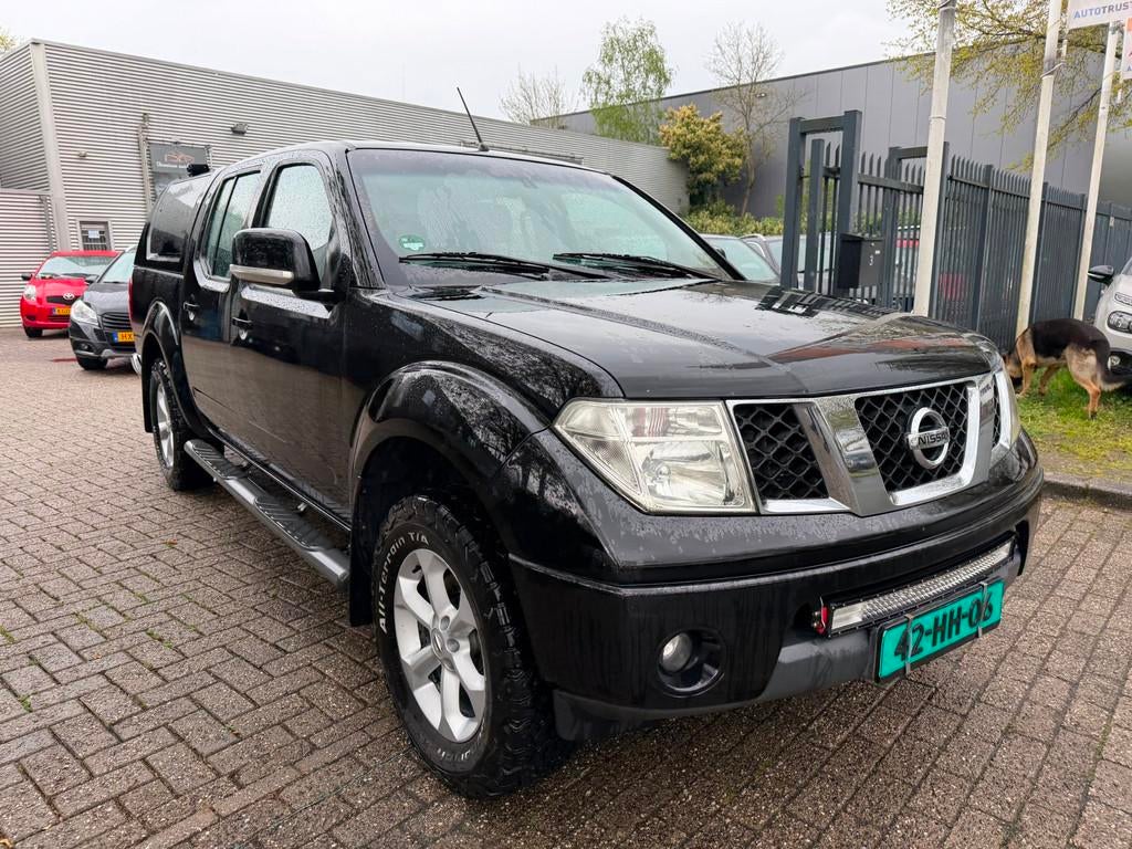 Nissan Navara 2.5 dCi XE Double Cab Comfort 1e eigenaar 263., Auto's, Stof, Gebruikt, Zwart, 4 cilinders